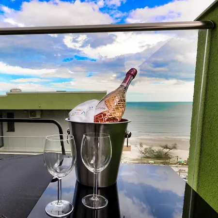 Azur 148 - Pool & Spa Beach Apartment