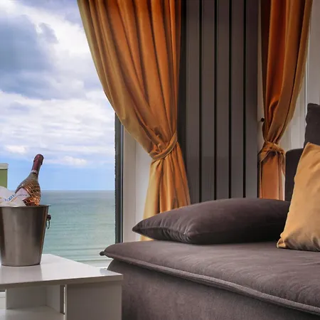 Azur 148 - Pool & Spa Beach Mamaia